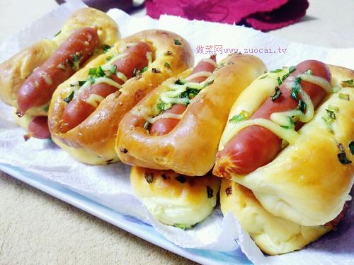 蔥香烤腸面包的做法
