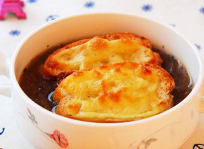 紅酒醋洋蔥湯的做法，法國(guó)洋蔥湯怎么做好喝的關(guān)鍵