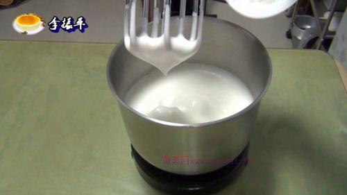 中空戚風(fēng)蛋糕8寸的做法