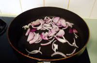 泡菜洋蔥紅蘿卜炒韓國年糕的做法步驟3