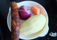 香腸土豆?fàn)F飯的做法步驟1