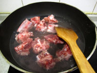 墨魚干燉排骨的做法步驟1