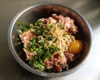 魚(yú)香白菜卷的做法步驟3