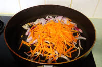 泡菜洋蔥紅蘿卜炒韓國年糕的做法步驟4