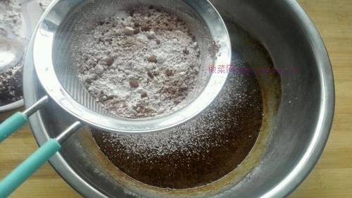 八寸巧克力戚風(fēng)蛋糕的做法