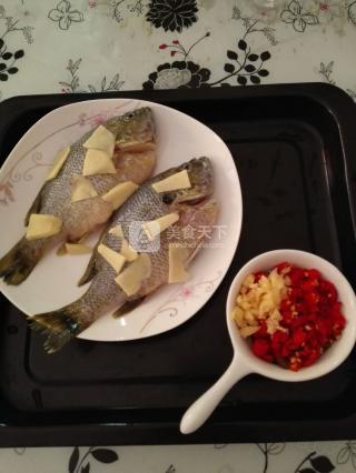 剁椒蒸太陽(yáng)魚(yú)的做法步驟：1