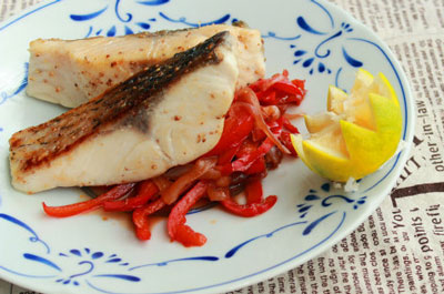 西式酒香煎魚排的做法，搭配酸甜椒同吃特別棒