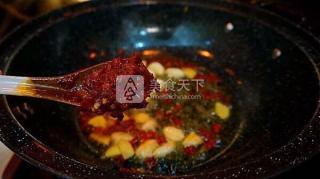 啤酒燜魚，好吃的讓你意想不到。的做法步驟：4