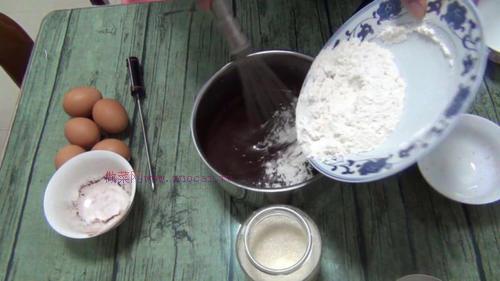 巧克力戚風(fēng)蛋糕8寸的做法