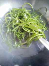 海帶絲炒肉的做法步驟2