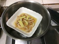 蝦干拌冰草配鹵豬耳鵝腸的做法步驟3