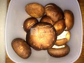 香菇燒油面筋的做法步驟：7