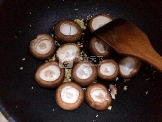 香菇燒油面筋的做法步驟：12