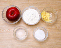 新鮮玫瑰花蘋果派的做法步驟1