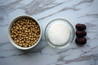 紅棗豆?jié){,養(yǎng)血安神的做法步驟1