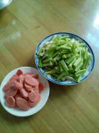 西芹炒火腿腸的做法步驟2