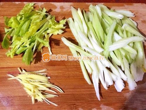 西芹炒魷魚(yú)的做法