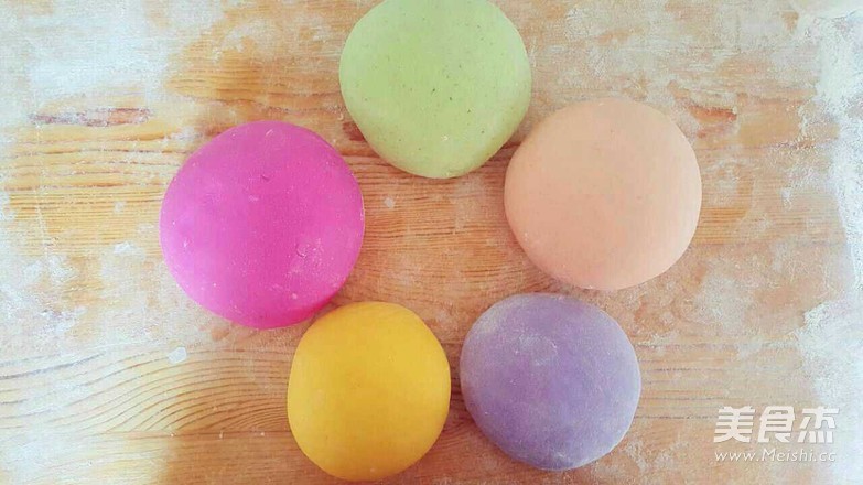 再挑剔的小孩也無法拒絕！彩色蔬果面的做法