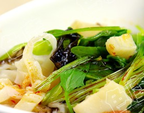 雞腿菇菠菜手搟面怎么做？