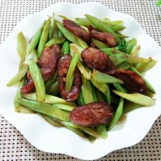 臘腸炒芹菜的做法