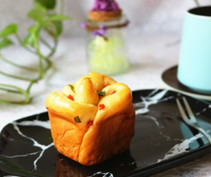 香腸玫瑰花沙拉面包的家常做法