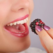 【桑葚怎么吃能治脫發(fā)】桑葚怎么泡酒_桑葚怎么吃