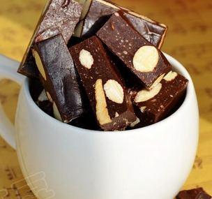 巧克力杏仁牛軋?zhí)堑募页Ｗ龇? data-rW6b=