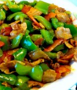 【青椒胡蘿卜炒肉】青椒胡蘿卜炒肉的做法_青椒胡蘿卜炒肉的美容價(jià)值