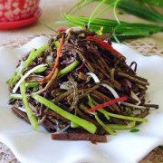 【涼拌蕨菜粉】涼拌蕨菜粉怎么做_涼拌蕨菜粉的制作技巧