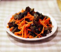 【胡蘿卜炒木耳】胡蘿卜炒木耳的做法_胡蘿卜炒木耳的營(yíng)養(yǎng)價(jià)值
