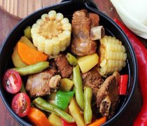 【排骨燉胡蘿卜的做法】排骨燉胡