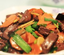 【青蒜胡蘿卜炒鴨血】青蒜胡蘿卜鴨血的功效與作用_如何選擇青蒜胡蘿