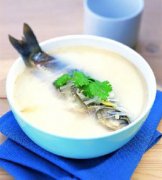 【鯽魚金針菇湯的做法】鯽魚金針菇湯能下奶嗎_鯽魚金針菇湯的營養(yǎng)價