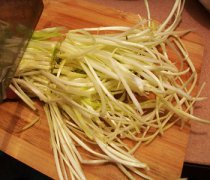 【韭黃的功效】韭黃的營(yíng)養(yǎng)價(jià)值_韭黃的功效與作用