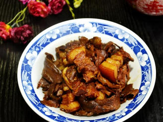 五花肉燉黑筍干的家常做法
