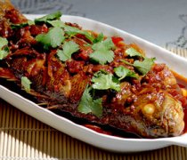 【紅燒鱸魚的做法】紅燒鱸魚的營(yíng)養(yǎng)價(jià)值_紅燒鱸魚的注意事項(xiàng)