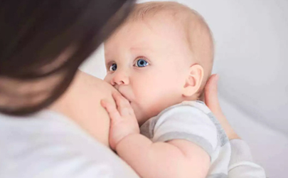 公共場所哺乳怎么避免尷尬 外出哺乳如何避免尷尬