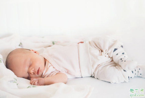 新生兒跟大人睡大床嗎 嬰兒睡覺光腳還是穿襪子3