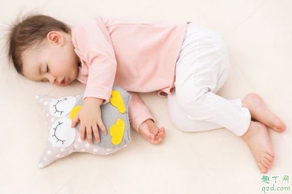 新生兒跟大人睡大床嗎 嬰兒睡覺光腳還是穿襪子4