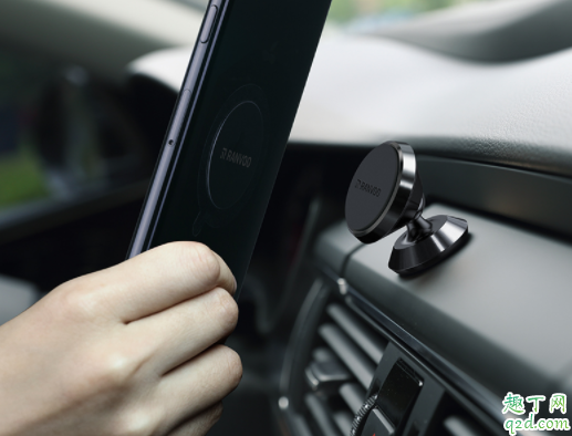 車內(nèi)手機(jī)支架裝哪個(gè)位子好 車內(nèi)手機(jī)支架用哪種好2