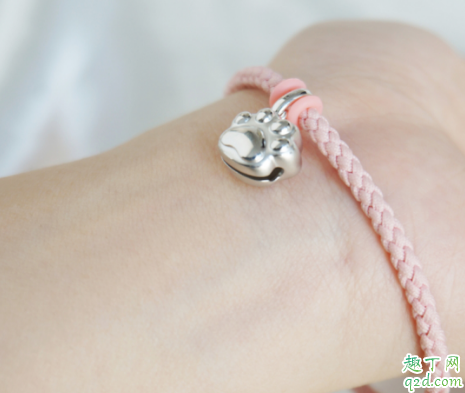 周大福銀色貓爪轉(zhuǎn)運(yùn)珠多少錢 周大福銀飾貓爪吊墜怎么配好看3