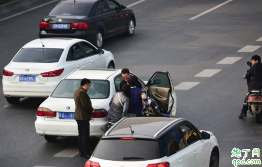 車漆剮蹭可以走保險嗎 汽車發(fā)生小事故要不要報保險1