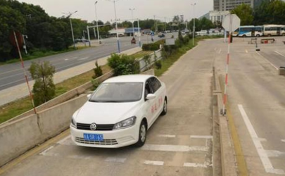 自動擋坡道起步怎么不溜車 手動擋坡道停車要掛在1擋嗎