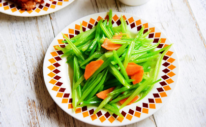 炒芹菜先放鹽還是后放鹽 炒芹菜什么時候放鹽好