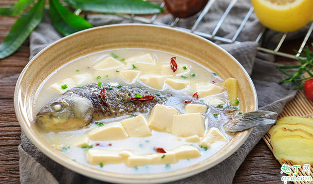 鯽魚(yú)湯煎的時(shí)候如何不掉皮 鯽魚(yú)湯魚(yú)皮怎么不容易掉2