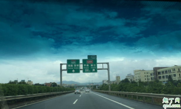 開車被雷劈能不能下車 打雷躲車?yán)锇踩珕?