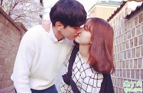 男生喜歡動(dòng)手動(dòng)腳是什么意思 一個(gè)男生總是抱我摟我是喜歡嗎3