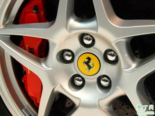 汽車輪圈為什么會發(fā)黑 為什么汽車前輪很黑2