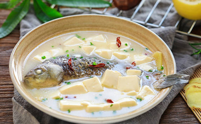 鯽魚湯是一整條魚放進去嗎 鯽魚湯鯽魚要切嗎