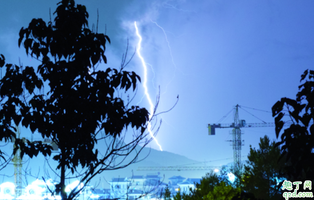 開車被雷劈能不能下車 打雷躲車?yán)锇踩珕?